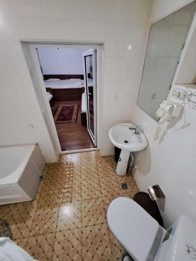 בוקורו Umar Hotel In The Old City מראה חיצוני תמונה